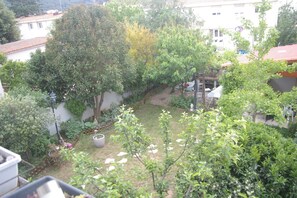 Property grounds - Appartement Saisonnier 1 Étage Dans Petite Résidence Avec Jardin (Sète)