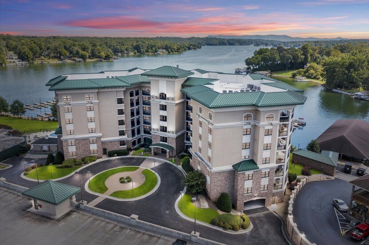 Penthouse 4BR 3BA waterfront at Bridgewater w/pool