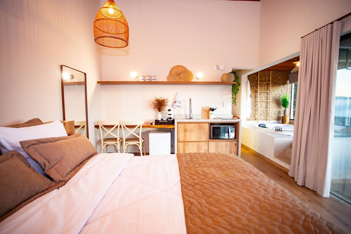 Une chambre moderne avec un grand lit, un bureau et une salle de bain.