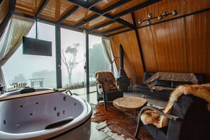 Chalet Premium | Area keluarga | Smart TV 32-inci dengan saluran TV digital, perapian, dan Netflix