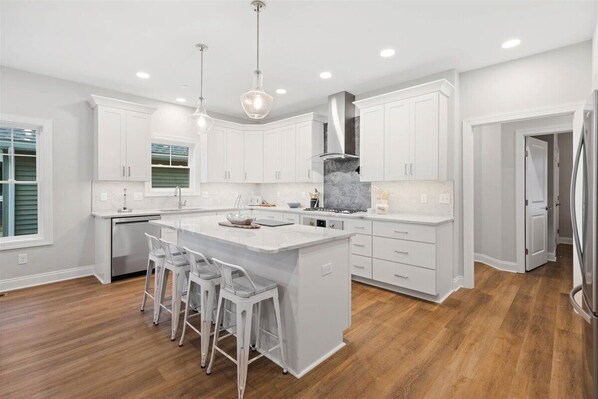 冰箱、微波炉、烤箱、炉灶