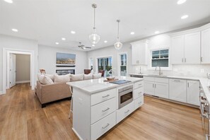 冰箱、微波炉、烤箱、炉灶