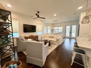 Smart TV, books, printers - Magnolia Grace 30a (Santa Rosa Beach)