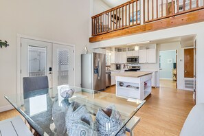 Dining - Snowbird-friendly home near the Gulf of Mexico with enclosed patio, W/D, deck (Port Aransas)