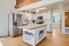 Fridge, microwave, oven, stovetop - Snowbird-friendly home near the Gulf of Mexico with enclosed patio, W/D, deck (Port Aransas)