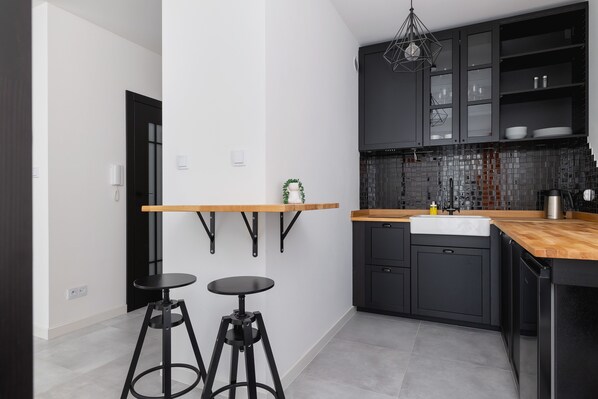 Studio, Balcony | Private kitchen | Dishwasher, electric kettle, cookware/dishes/utensils - Apartments Strzelecka by Renters (Katowice)