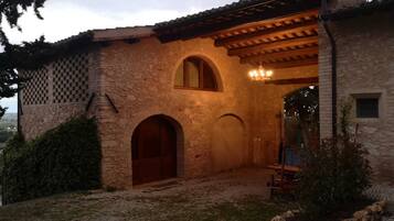 Vista frontal de la propiedad