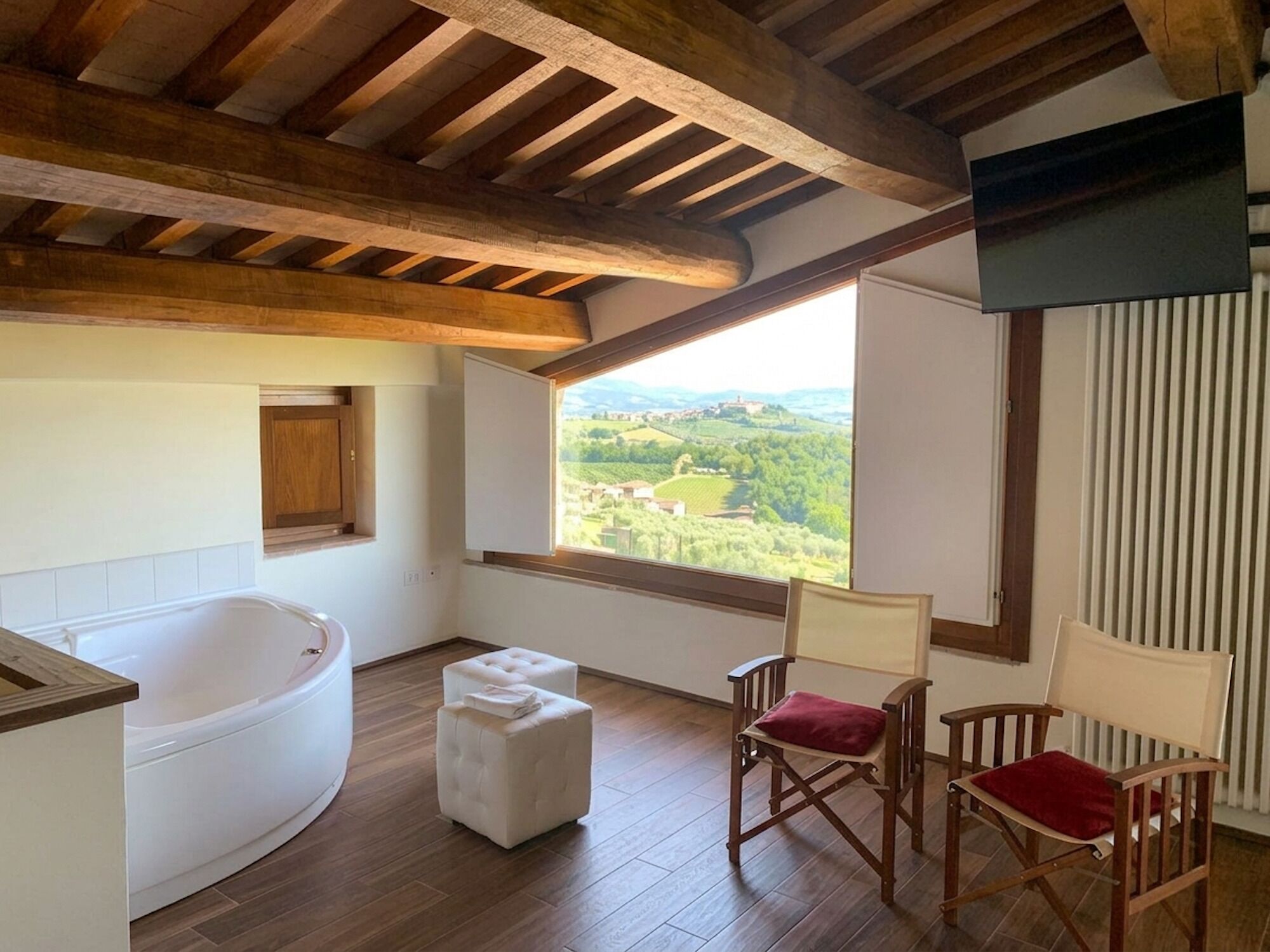 Deluxe-Apartment, Whirlpool, Turm | Bügeleisen/Bügelbrett, kostenloses WLAN, Rollstuhlgeeignet