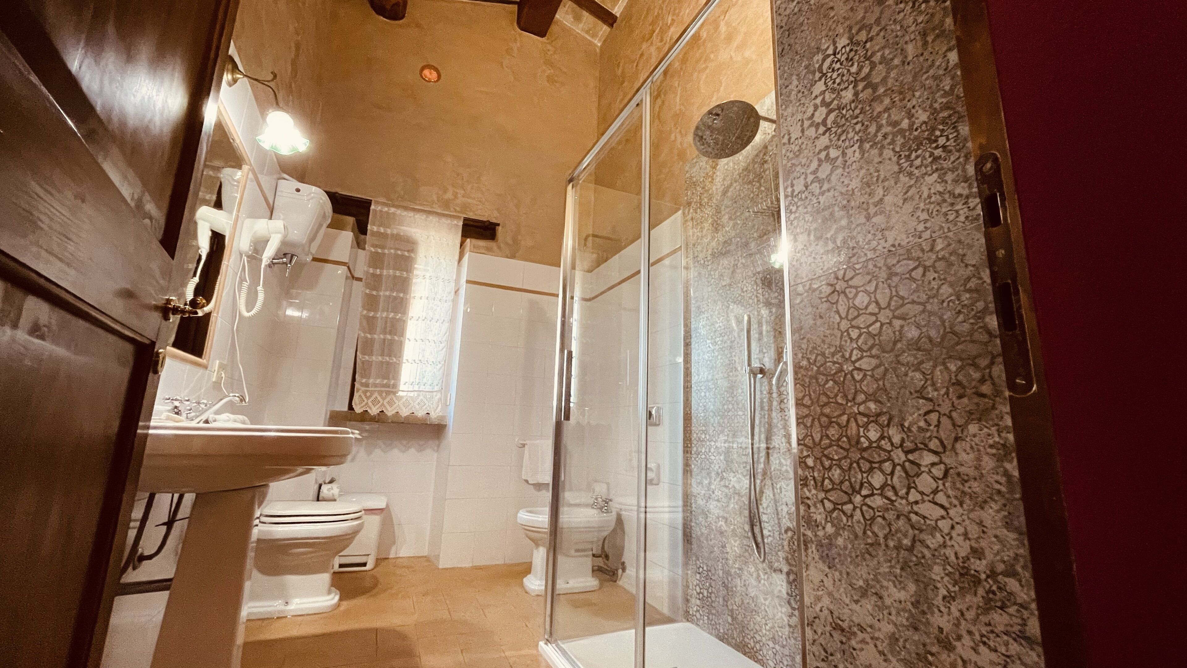 Appart'hôtel Classique, 1 chambre, vue vallée, rez-de-chaussée | Salle de bain | Douche, sèche-cheveux, serviettes fournies, papier toilette