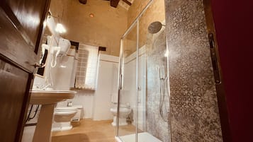 Condo phong cách cổ điển, 1 phòng ngủ, quang cảnh thung lũng, tầng trệt | Phòng tắm | Buồng tắm vòi sen, máy sấy tóc, khăn tắm, giấy vệ sinh