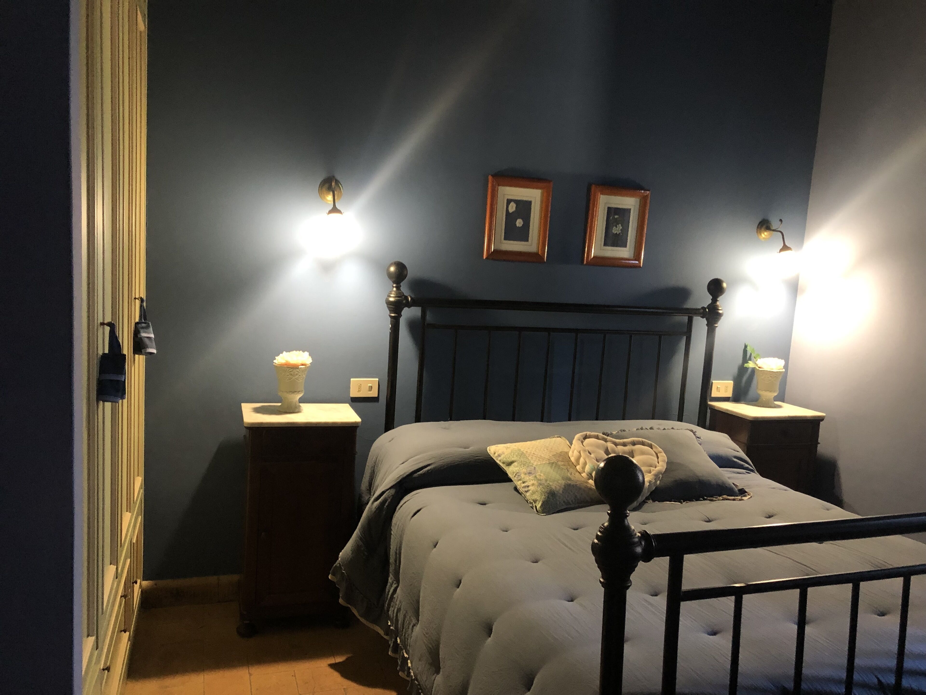 Superior-Apartment, Kamin, zum Innenhof hin