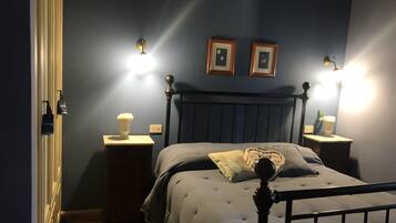 Superior-Apartment, Kamin, zum Innenhof hin
