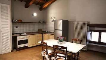 Appartement Familial, 2 chambres, cheminée, vue vallée | Cuisine privée | Grand réfrigérateur, four, plaque de cuisson