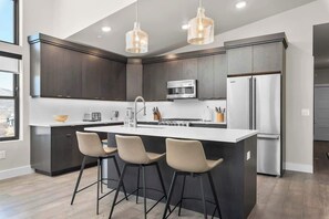 Een koelkast, een microgolfoven, een oven, een kookplaat