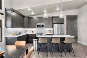 Fridge, microwave, oven, stovetop - New East Deer Valley 1 min, 3BR LUXURY CONDO fully equipped,  Park City 10 min (Heber)