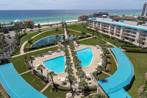 Utomhuspool och uppvärmd pool