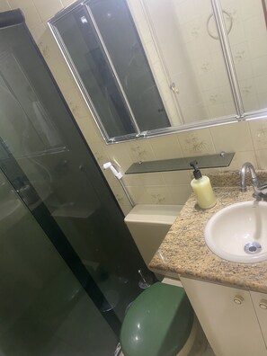 Ducha, bidé, toallas y jabón