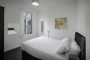 3 室のベッドルーム、アイロン / アイロン台、ベッドシーツ