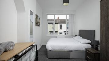 3 bedrooms, iron/ironing board, bed sheets