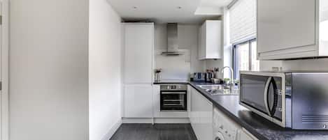 Køleskab, mikrobølgeovn, ovn, kogeplade