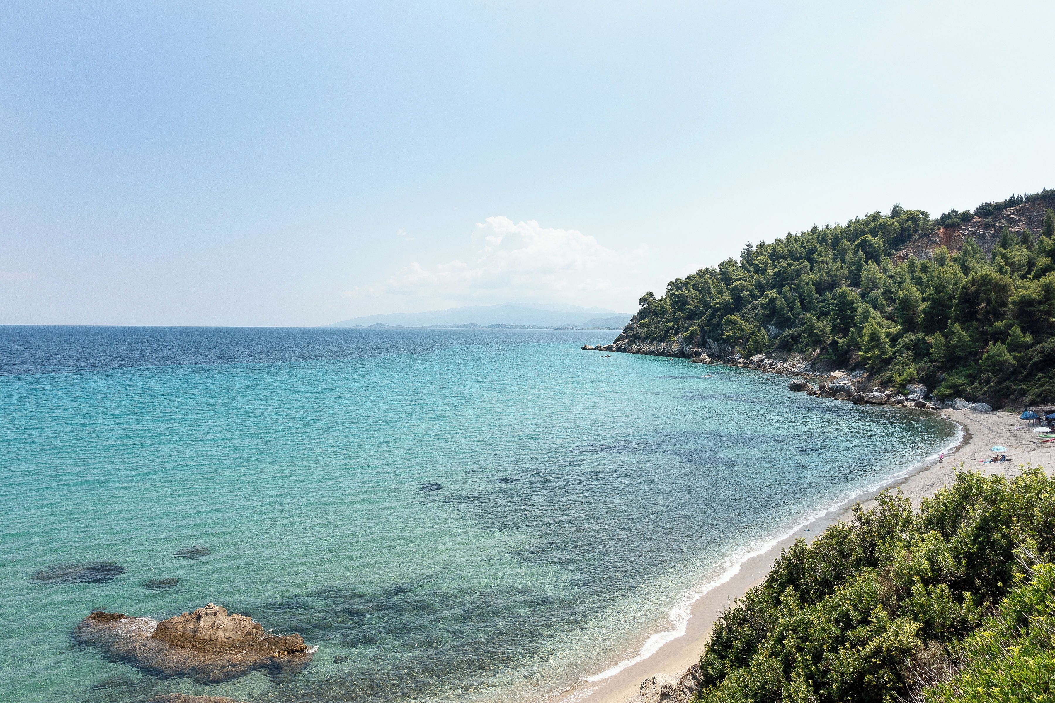 Vlak bij het strand, ligstoelen, strandlakens