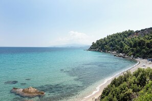 Plage à proximité, chaise longue, serviettes de plage