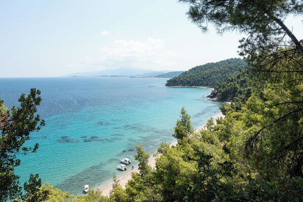 Beach nearby, sun loungers, beach towels