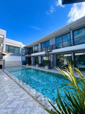Una piscina al aire libre