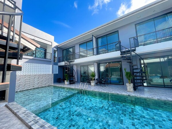 Una piscina al aire libre