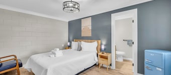 Premium Queen Room Hotel- 2 Pools, Near Beach/Boardwalk, Pets not Allowed
