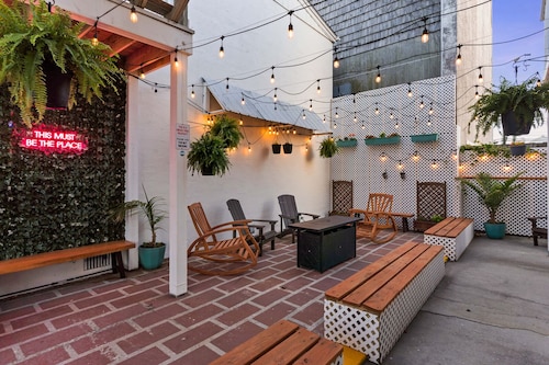 Premium Queen Room Hotel- 2 Pools, Near Beach/Boardwalk, Pets not Allowed