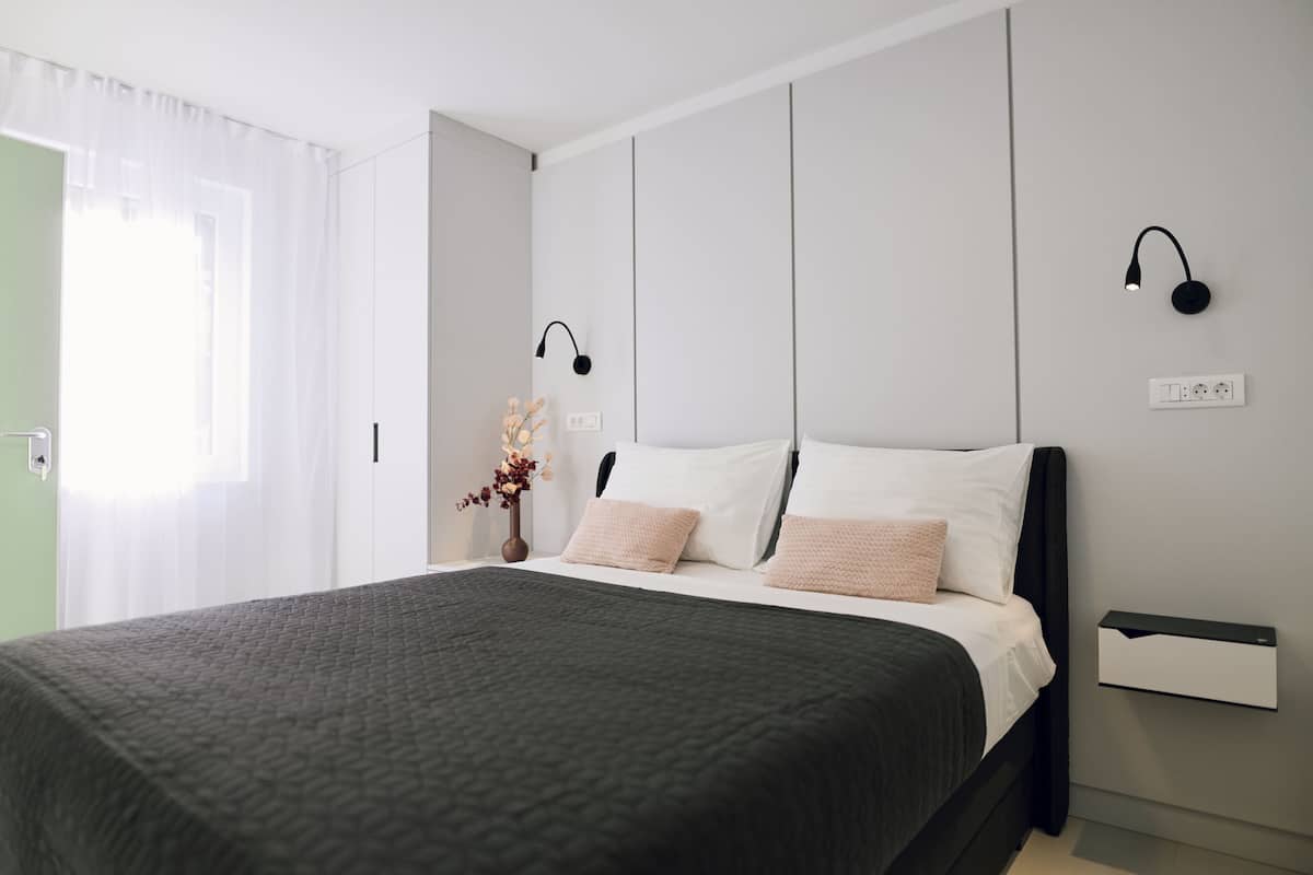 Studio apartment with balcony - sea side | 1 bedroom, in-room safe, soundproofing, iron/ironing board