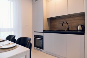 Studio apartment with balcony - sea side | Private kitchen - Malinska Green Apartments (Malinska-Dubasnica)