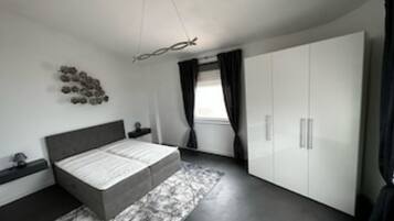 2 bedrooms, travel crib, free WiFi, bed sheets