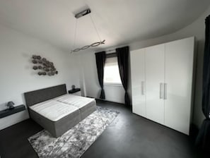 2 quartos, berço de viagem, Wi-Fi de cortesia, roupa de cama