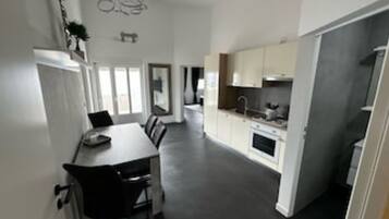 Fridge, oven, stovetop, coffee/tea maker