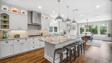 Full-sized fridge, microwave, oven, stovetop