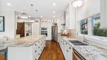 Full-sized fridge, microwave, oven, stovetop