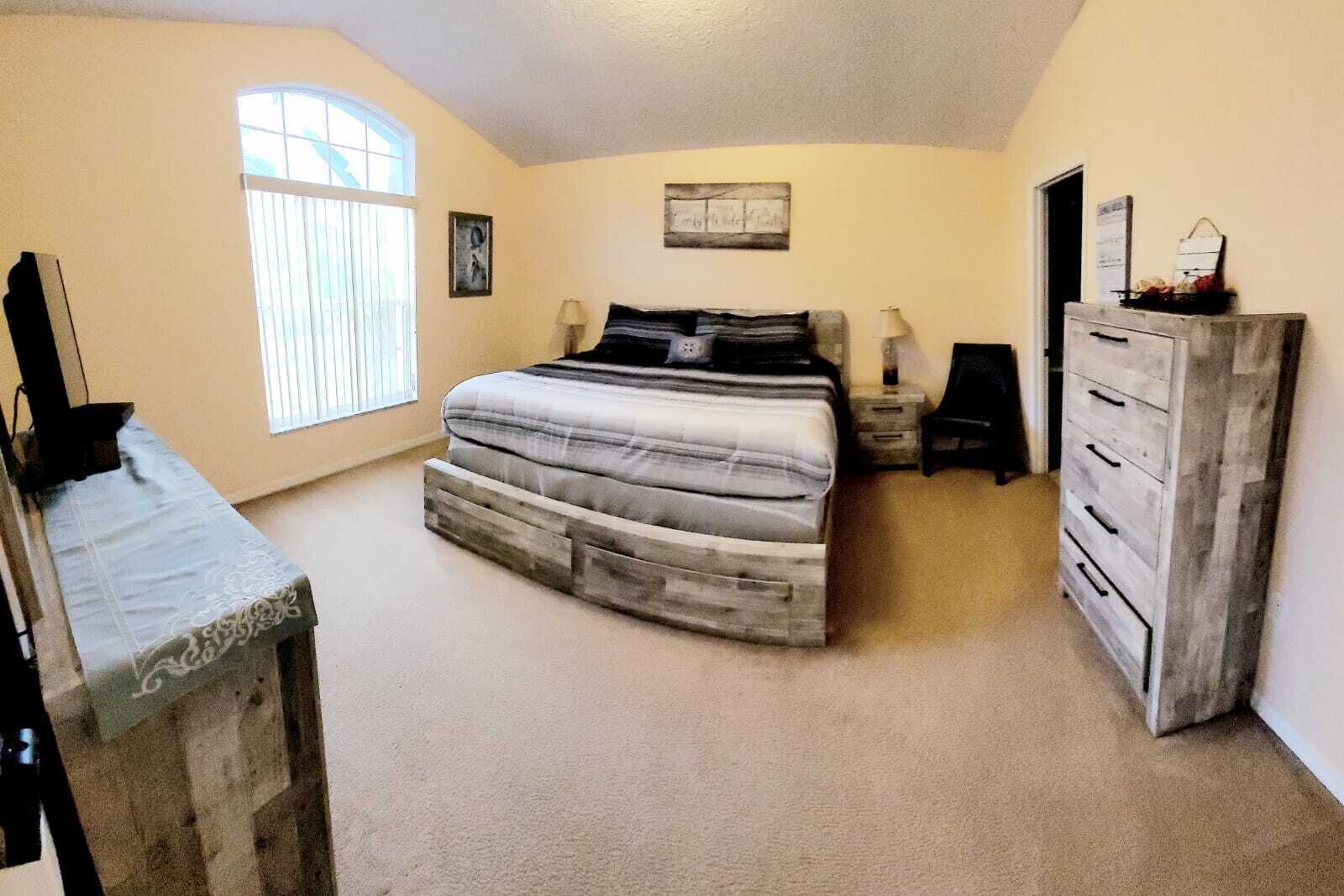 Heated Pool ~ 2Master Suites ~ Family Friendly ~ 10 miles to Disney 