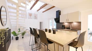 Fridge, stovetop, dishwasher, coffee/tea maker