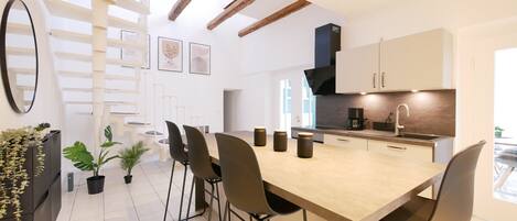 Réfrigérateur, plaque de cuisson, lave-vaisselle, cafetiÚre/bouilloire