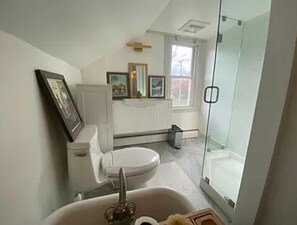 Douche, sèche-cheveux, serviettes fournies, savon