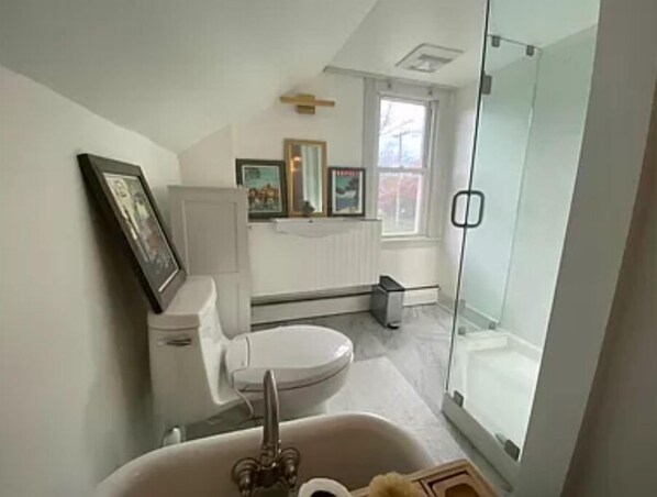 Douche, sĂšche-cheveux, serviettes fournies, savon