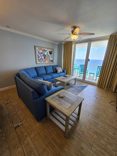 2 bedroom 2 bathroom Condo Emerald beach 2430
Free" 2 Beach chairs & 1 umbrella!