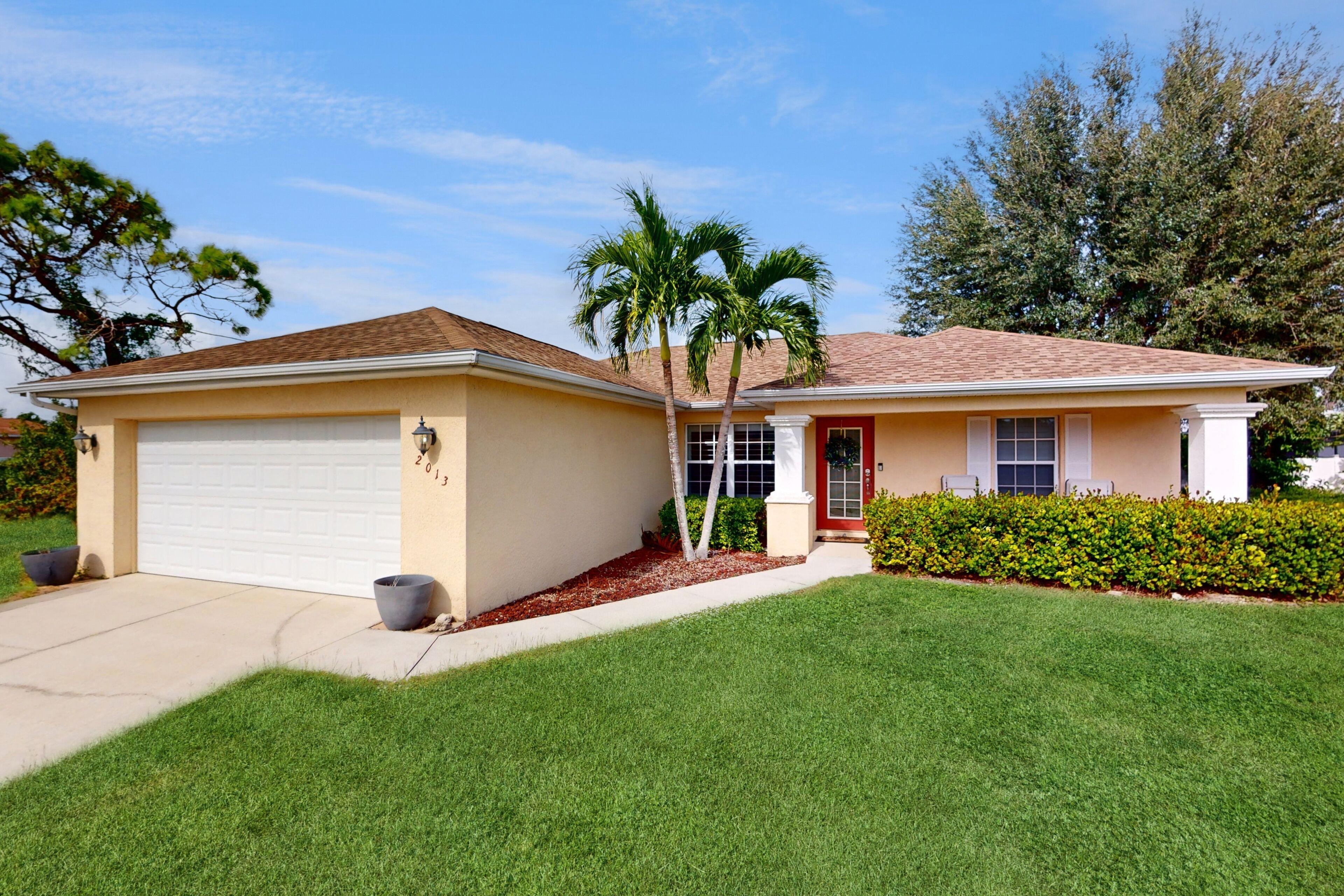 Inviting home with screened patio, central AC, full kitchen, & W/D