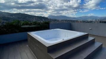 Tina de hidromasaje al aire libre