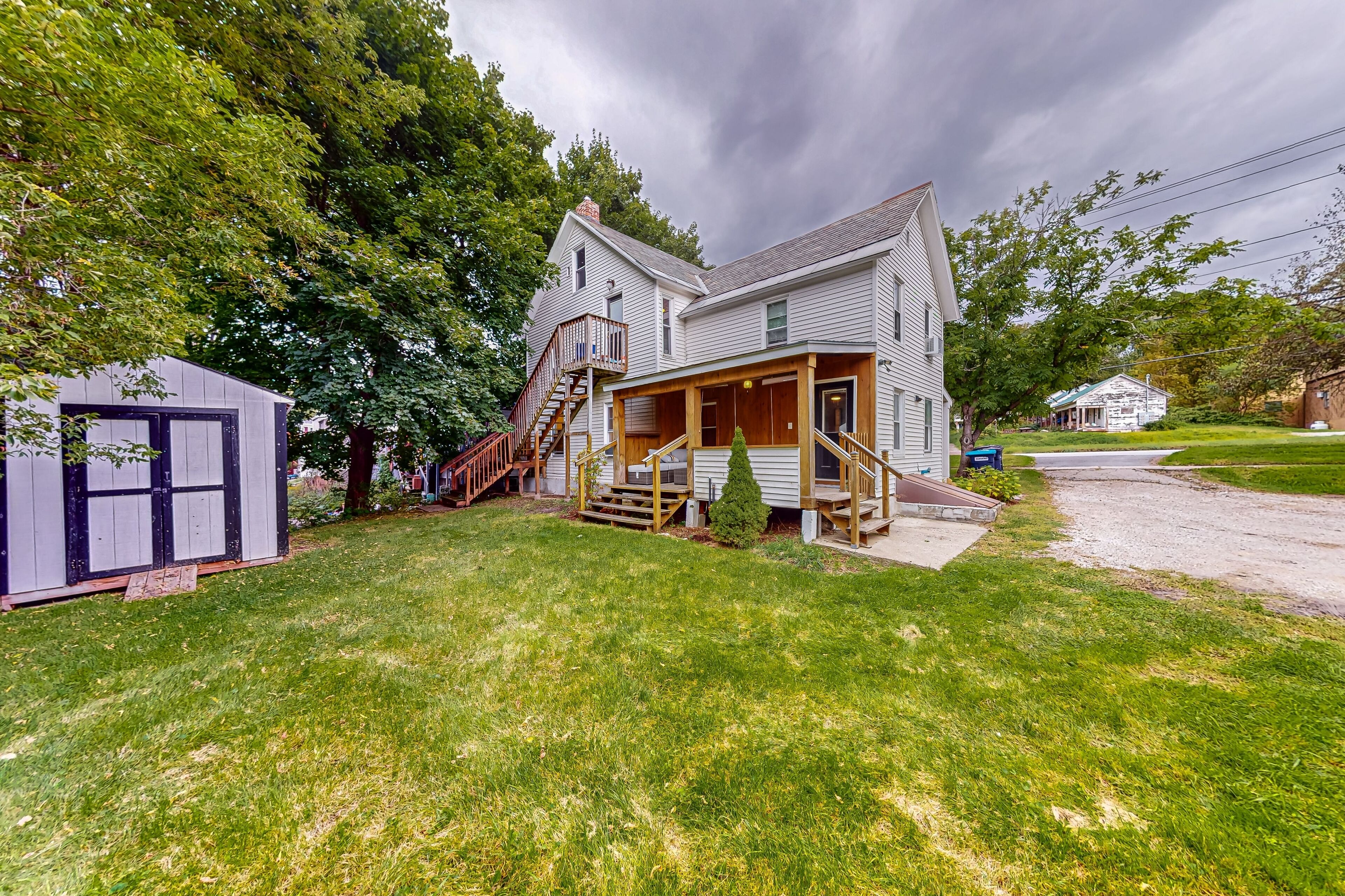 Dog-friendly 2-story duplex near Pico & Killington with firepit, deck, W/D, & AC