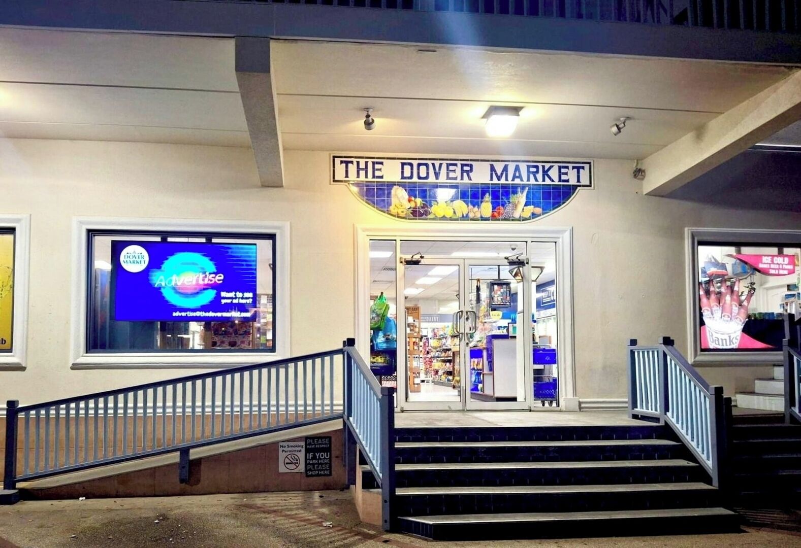 La façade du marché de Dover, avec un escalier menant à l’entrée.