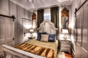 3 bedrooms, iron/ironing board, travel cot, WiFi - Historic Galveston House - 5 Min Walk To Beach! (Galveston)