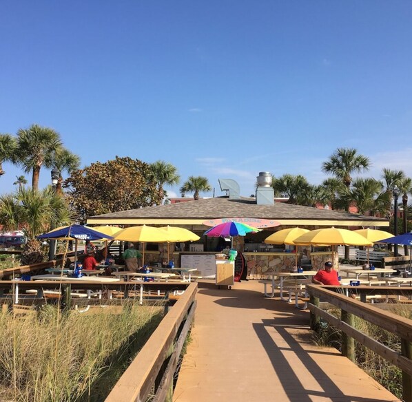 Outdoor dining - The Waves of St. Pete Beach FL-Roomy Condo (St. Pete Beach)